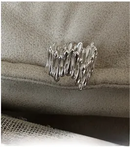 Détail de la bague en argent S925 style goutte de métal liquide avec poinçon gravé