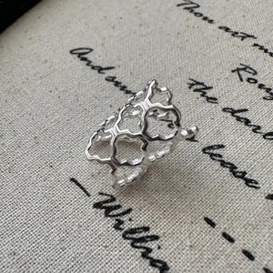 Minimalist S925 sterling silver geometric hollow ring with vintage hammer texture on burlap