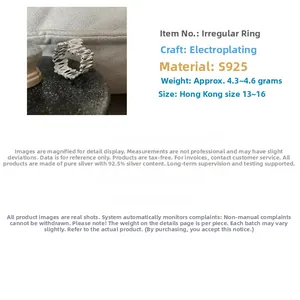 Détail de la bague en argent S925 avec texture de métal liquide irrégulière et spécifications