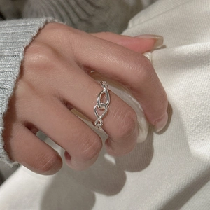 Minimalist S925 sterling silver knotted chain ring worn on finger with casual style