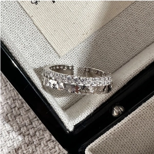 Dettaglio anello doppio in argento S925 con texture martellata e pavé di zirconi lucidi