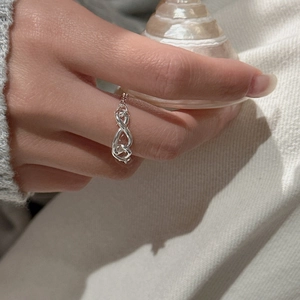 Minimalist S925 sterling silver chain ring with a central knot design shown on a hand