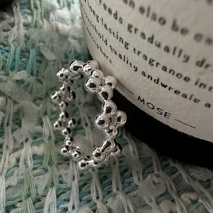 Minimalist S925 sterling silver bubble ring with high-gloss beads on knitted texture
