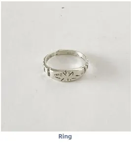Gros plan d'une bague en argent S925 avec gravure en étoile et finition rétro vintage