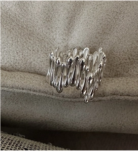 Macro d'une bague en argent S925 avec motif goutte de lave fluide et poinçon du métal