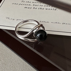 S925 sterling silver ring with black agate bead featuring double-line wave band design