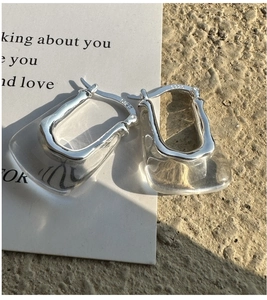 Détail de boucles d'oreilles U en argent S925 avec pendentif en résine glacée