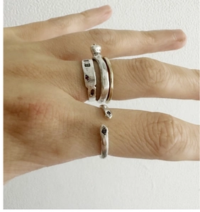 Dettaglio di anelli in argento S925 vintage con rubino e zircone in un set impilato