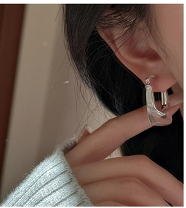 Gros plan détaillé du poinçon S925 sur des boucles d'oreilles en résine minimalistes