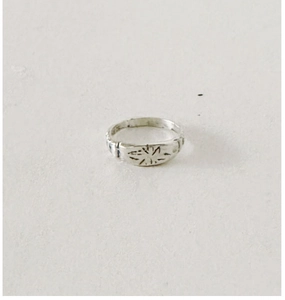 Gros plan détaillé d'une bague en argent S925 avec gravures texturées radiales vintage