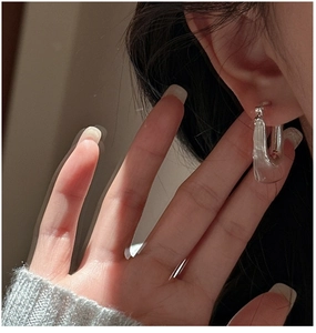 Détail de la boucle d'oreille en forme de U en argent sterling 925 sur le profil du modèle