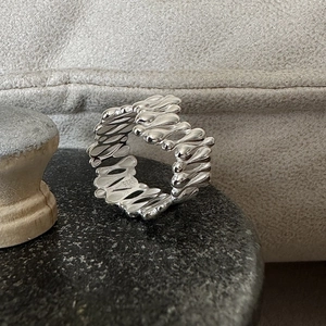Bague ouverte en argent sterling S925 avec un design unique de goutte en métal liquide