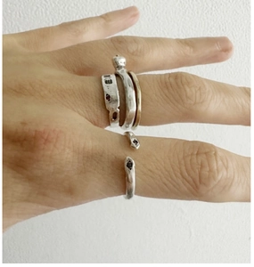 Dettaglio di un set di anelli a fascia in argento S925 con pietre di zircone rosso