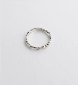 Close-up of S925 sterling silver ring with twisted rope texture and vintage design