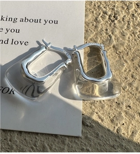 Gros plan de boucles d'oreilles en argent S925 en forme de U avec résine transparente