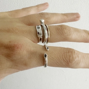 Set di anelli in argento S925 stile vintage con trama artigianale e zirconi scuri