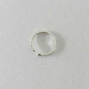 Anello aperto in argento sterling S925 vintage con trama martellata e dettaglio zircone