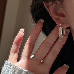 Créoles en argent sterling 925 en forme de U sur mannequin avec lumière naturelle chaude