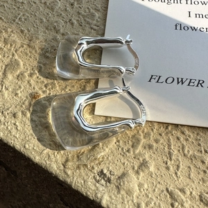 Boucles d'oreilles en argent 925 en U avec bloc en résine transparente sur fond de pierre