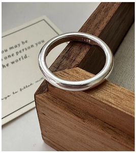 Detailed view of S925 sterling silver minimalist ring showing the authentic hallmark