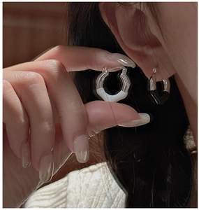 Detail of S925 silver wavy earrings featuring black and white enamel drip glaze finish