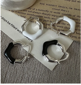 Macro shot of S925 sterling silver wavy earrings with black and white drip glaze finish