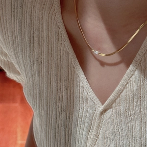 Minimalist S925 sterling silver herringbone chain with baguette-cut zircon pendant