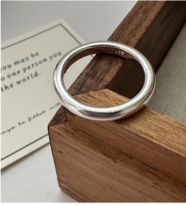 Close-up of minimalist S925 sterling silver ring showing the inner S925 authenticity stamp