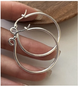 Vista dettagliata di orecchini a cerchio in argento sterling S925 con punzone