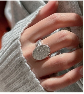 Macro view of S925 silver vintage ring with daisy floral reliefs and zircon center