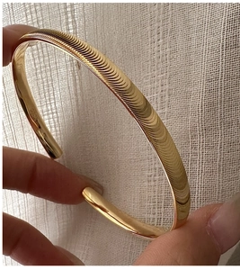 Détail du bracelet jonc doré en argent S925 montrant des ondulations texturées