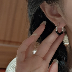 Minimalist S925 sterling silver geometric hoop earrings with black enamel drip glaze