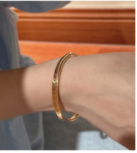 Vue détaillée du bracelet jonc en argent S925 doré avec texture en métal brossé