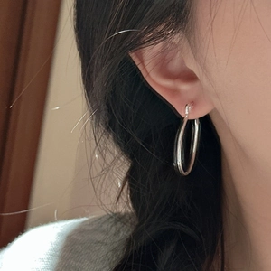 Orecchini a cerchio minimalisti in argento sterling S925 con finitura lucida indossati