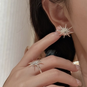 S925 sterling silver starburst jewelry set with radiant ring and stud earrings on model