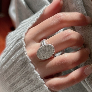Elegant S925 sterling silver daisy ring with zircon inlay and relief flower pattern