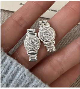 Gros plan de boucles d'oreilles en argent S925 style montre avec pavage de zircon