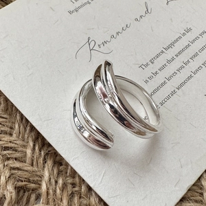 Minimalist S925 sterling silver crossover ring with a polished finish on poetic card