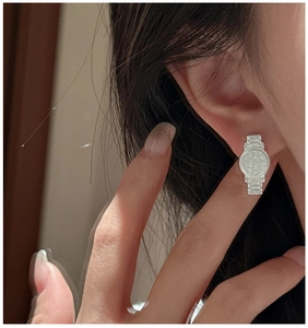 Vue détaillée des boucles d'oreilles S925 en forme de montre serties de zircons brillants