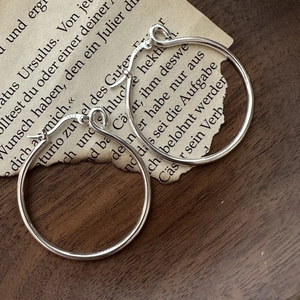 Orecchini a cerchio in argento S925 stile minimalista su carta vintage e legno