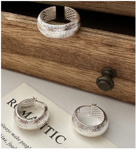 Detailed view of S925 sterling silver jewelry set featuring vertical texture and logo