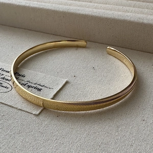 Bracelet jonc ouvert en argent S925 doré avec une texture élégante à rayures diagonales