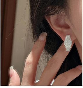 Gros plan de boucles d'oreilles en argent S925 en forme de montre avec zircon micro-serti
