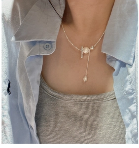 Detail of S925 sterling silver tassel necklace with white pearl and drop-shaped pendant