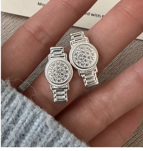 Gros plan de boucles d'oreilles en argent S925 en forme de mini montre avec zircons