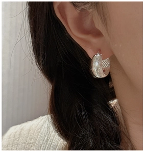 Détail des boucles d'oreilles en argent 925 vintage avec texture de grille tissée CNC