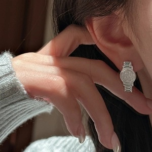 Boucles d'oreilles clous en argent S925 forme de montre avec zircons et fini brillant