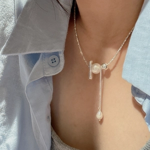 S925 sterling silver fringe necklace with irregular pearl pendant on a model