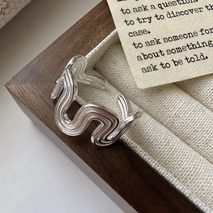 Polished S925 sterling silver minimalist ring with irregular wavy texture for women