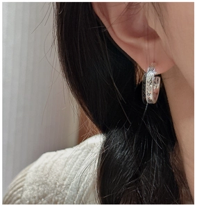 Nahaufnahme der S925 Sterling Silber Creolen mit Wabenstruktur an einem weiblichen Model